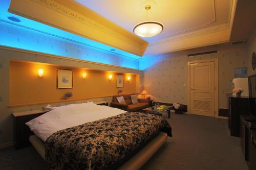 Un pat sau paturi într-o cameră la Hotel GIG (Adult Only)