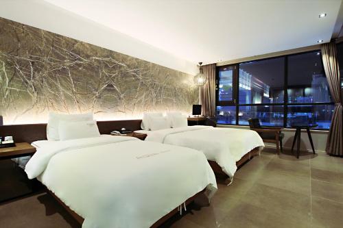 Llit o llits en una habitació de Masan Almond Hotel