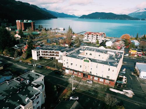 Foto dalla galleria di Cedar Springs Harrison Lake a Harrison Hot Springs