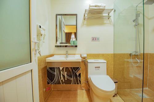 a bathroom with a toilet and a sink and a shower at Khanh Uyen 1 Hotel in Da Lat