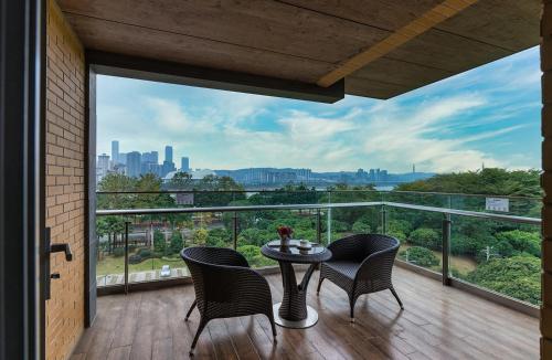 Grand Metro Park Hotel Nanningにあるバルコニーまたはテラス