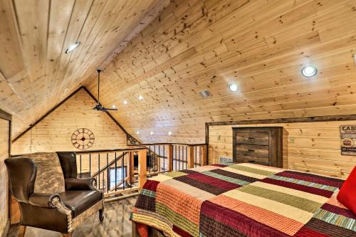 Χώρος καθιστικού στο The Breeze - Broken Bow Cabin with Hot Tub and Deck!