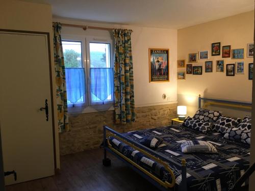 a bedroom with a bed and a window at La Gente in Pernes-les-Fontaines