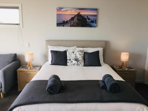 Llit o llits en una habitació de Kaka Point Views Apartment 2