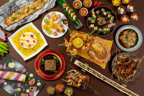 un tavolo con molti piatti di cibo sopra di Renaissance Okinawa Resort a Onna