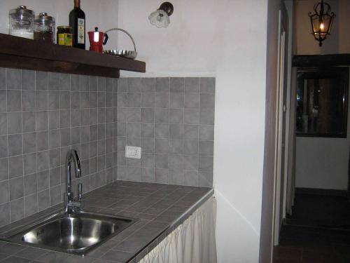 Barbarano Romano的住宿－卡薩里奧公寓，厨房配有水槽和台面
