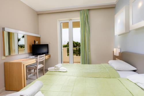 Ένα ή περισσότερα κρεβάτια σε δωμάτιο στο Sovereign Beach Hotel