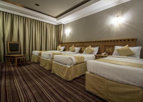 سرير أو أسرّة في غرفة في EWG Rahaf Al Mashaer Hotel