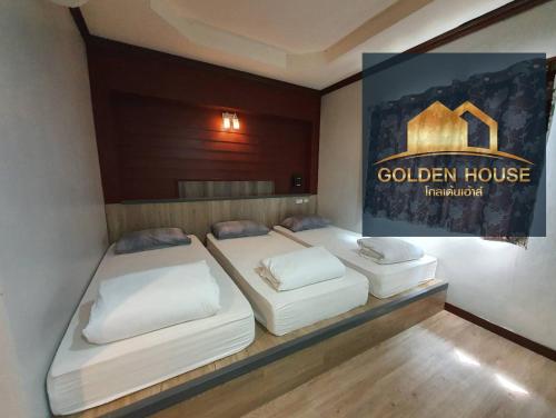 Ліжко або ліжка в номері Golden House Hotel Sakaeo