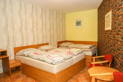 Ένα ή περισσότερα κρεβάτια σε δωμάτιο στο Hotel Zátoka
