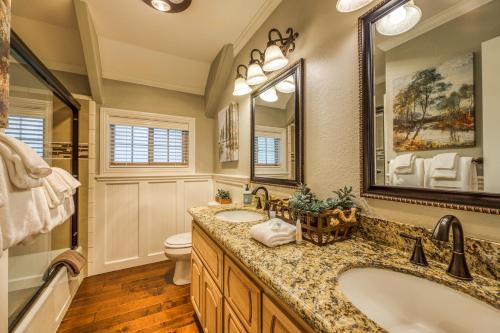 a bathroom with two sinks and a large mirror at Bear Paradise in Lake Arrowhead