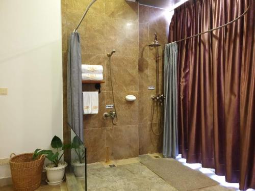 ein Bad mit Dusche und Duschvorhang in der Unterkunft Aristocrat Residence & Hotel in Sihanoukville