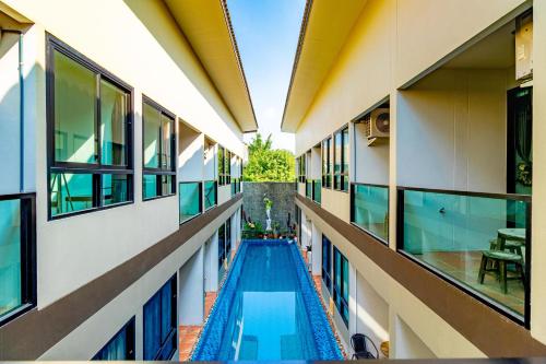 een intern uitzicht op een gebouw met een zwembad bij The Pool Resort in Bangkok