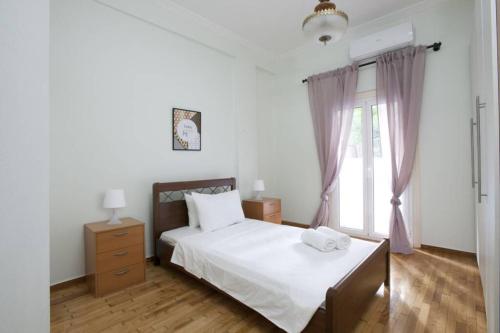 En eller flere senge i et værelse på Two bedroom apartment at Koukaki