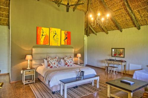 1 dormitorio con 1 cama en una habitación en Chrislin African Lodge, en Addo