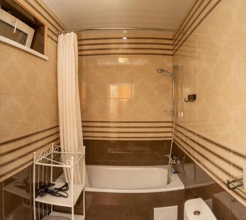 Ett badrum på Guest House on Suvorova