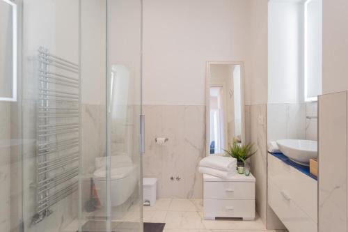een witte badkamer met een toilet en een wastafel bij Luna & Stella Apartments by Rent All Como in Argegno