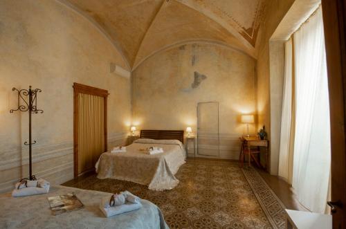 フィレンツェにあるStudio Bargelloのベッドルーム1室(ベッド2台付)、大きな天井が備わります。