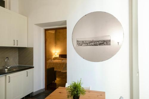 フィレンツェにあるStudio Bargelloの円鏡付きキッチン