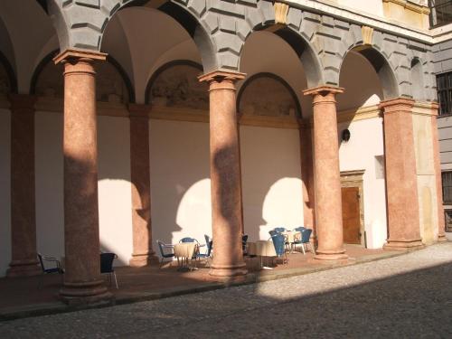 an arcade with chairs and tables in a building at Ferienwohnung in der Kirchgasse in Landshut