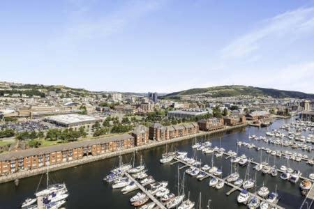 un grupo de barcos atracados en un puerto en Beach on the doorstep Meridian Tower Marina Swansea en Swansea