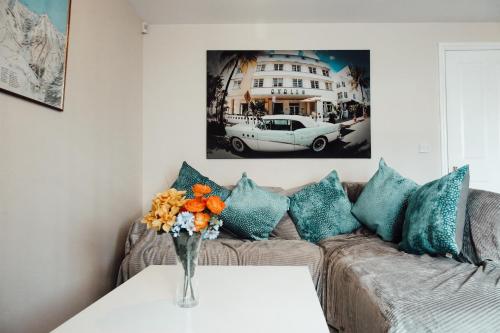 Quiet, cosy apartment 7 mins from Leeds with Free Wifi, Netflix and parking