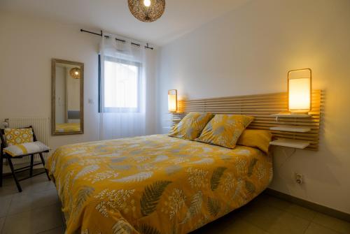 A bed or beds in a room at Ô de Mer at My Luxury Home in Provence