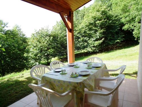 En restaurang eller annat matställe på Comfortable house with terrace in south Dordogne