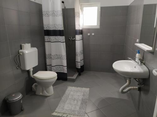 Vonios kambarys apgyvendinimo įstaigoje Ljupco Apartments