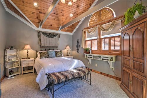 Un pat sau paturi într-o cameră la Private Family Home with Deck, Porch and Forest Views!