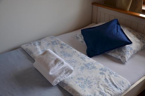 Ein Bett oder Betten in einem Zimmer der Unterkunft Hotel Na Statku Mirošov
