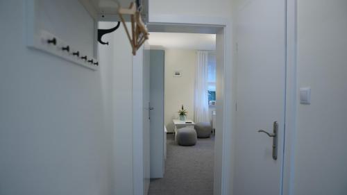 un pasillo con un pasillo que conduce a una sala de estar en MCEW Studnia, en Płock