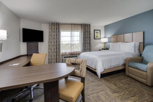 Кровать или кровати в номере Candlewood Suites Fort Lauderdale Airport-Cruise by IHG