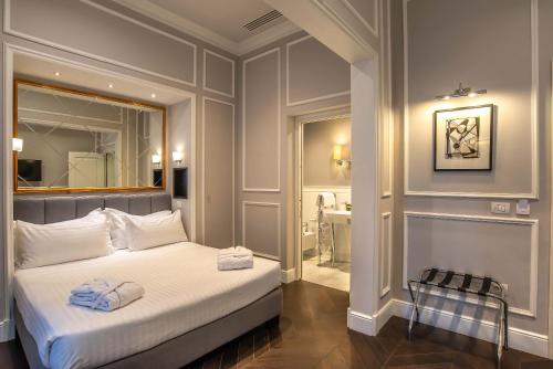 1 dormitorio con 1 cama con espejo y baño en Florence Luxury Guest House, en Florencia