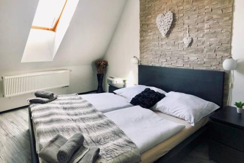 um quarto com uma cama grande e uma parede de tijolos em Apartment in heart of Prague em Praga