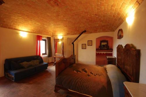 sypialnia z łóżkiem i kanapą w pokoju w obiekcie Bed&climb Orco w mieście Orco Feglino