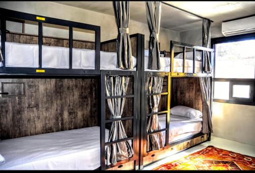 two bunk beds are in a room withthritisthritisthritisthritisthritisthritisthritisthritis at Ephesus Hostel in Selçuk