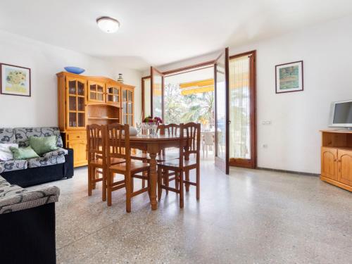 - une cuisine et une salle à manger avec une table et des chaises dans l'établissement Apartment Reus Mediterrani-1 by Interhome, à Vilafortuny