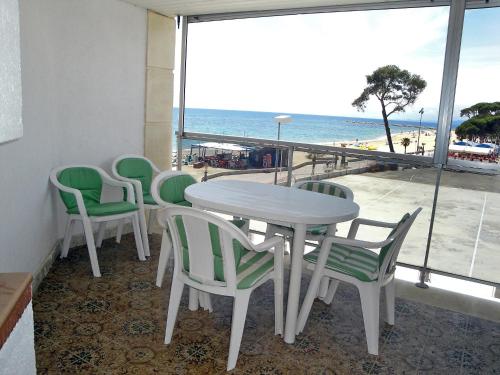 ビラフォルトゥニーにあるApartment Esquirol Vilafortuny by Interhomeのビーチを望むテーブルと椅子