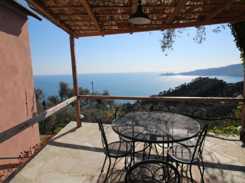 uma mesa e cadeiras numa varanda com vista para o oceano em Holiday Home Ca Dò Sante by Interhome em Zoagli