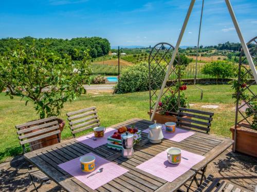 une table en bois avec de la nourriture au-dessus d'une table dans l'établissement Holiday Home Vanessa by Interhome, à Castelnuovo Berardenga