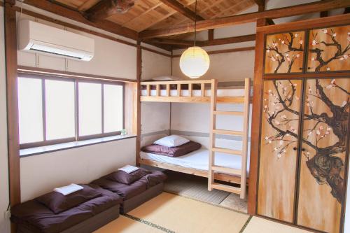 Voodi või voodid majutusasutuse Fukuoka Guesthouse SHIP toas