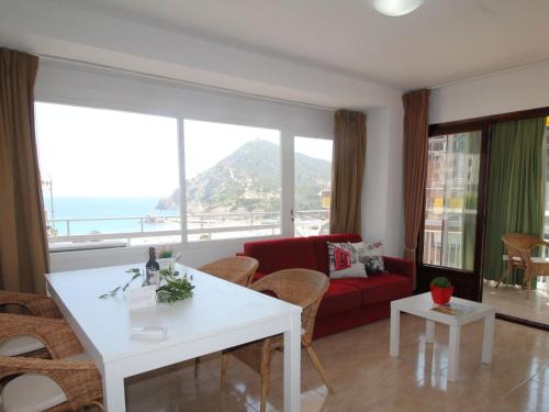 ein Wohnzimmer mit Meerblick in der Unterkunft Apartment Maria by Interhome in Cala de Finestrat