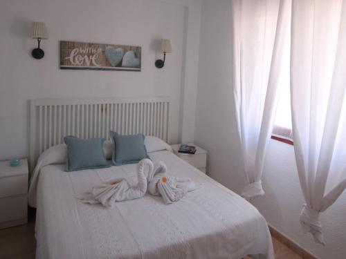 1 dormitorio con 1 cama con toallas en Apartment Maria by Interhome, en Cala de Finestrat