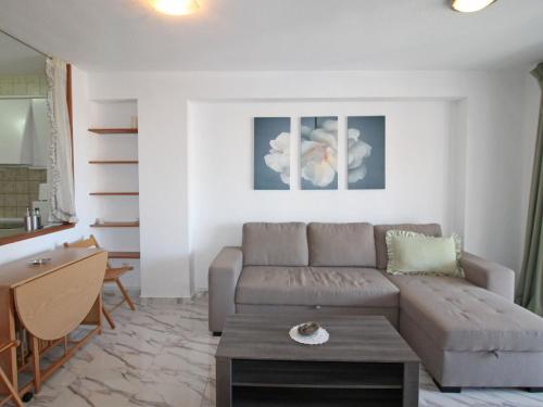 een woonkamer met een bank en een tafel bij Apartment Waldorff by Interhome in Benidorm