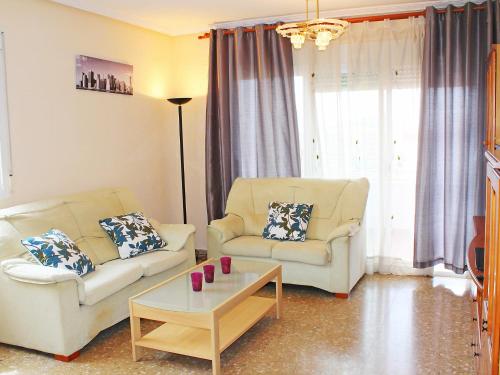 un soggiorno con 2 divani e un tavolino da caffè di Apartment Lo Morant Costa Alicante by Interhome ad Alicante