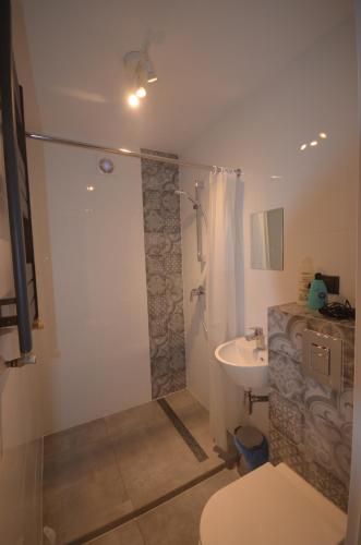 A bathroom at Blue Sail Sopot Apartments