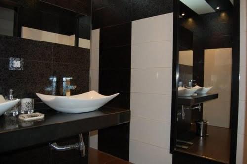 ein Badezimmer mit einem großen weißen Waschbecken auf der Theke in der Unterkunft Fuente de la Magdalena in Santa Amalia