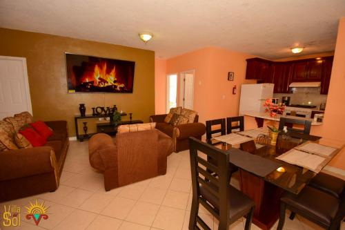 ein Wohnzimmer mit einem Sofa und einem Tisch mit einem Kamin in der Unterkunft Villa Del Sol in Ixmiquilpan
