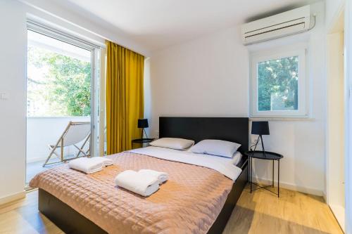 Postel nebo postele na pokoji v ubytování Lapad bay luxury apartment